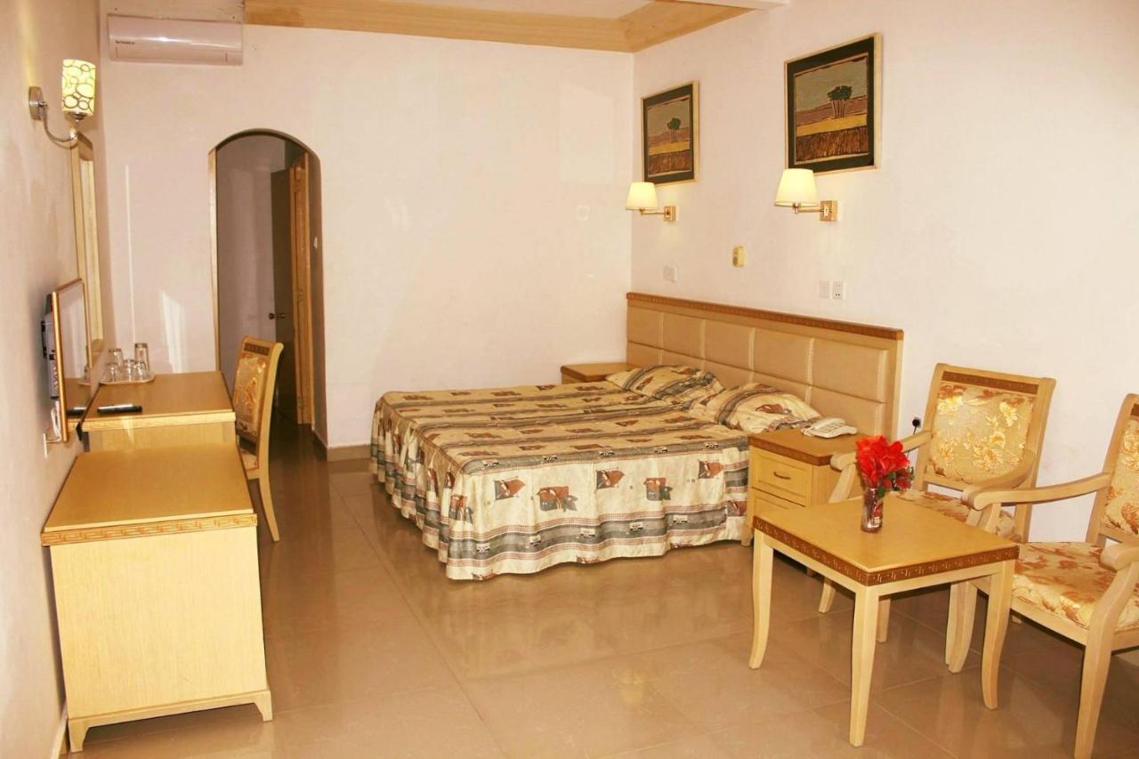 Cape Point Hotel Bakau 외부 사진