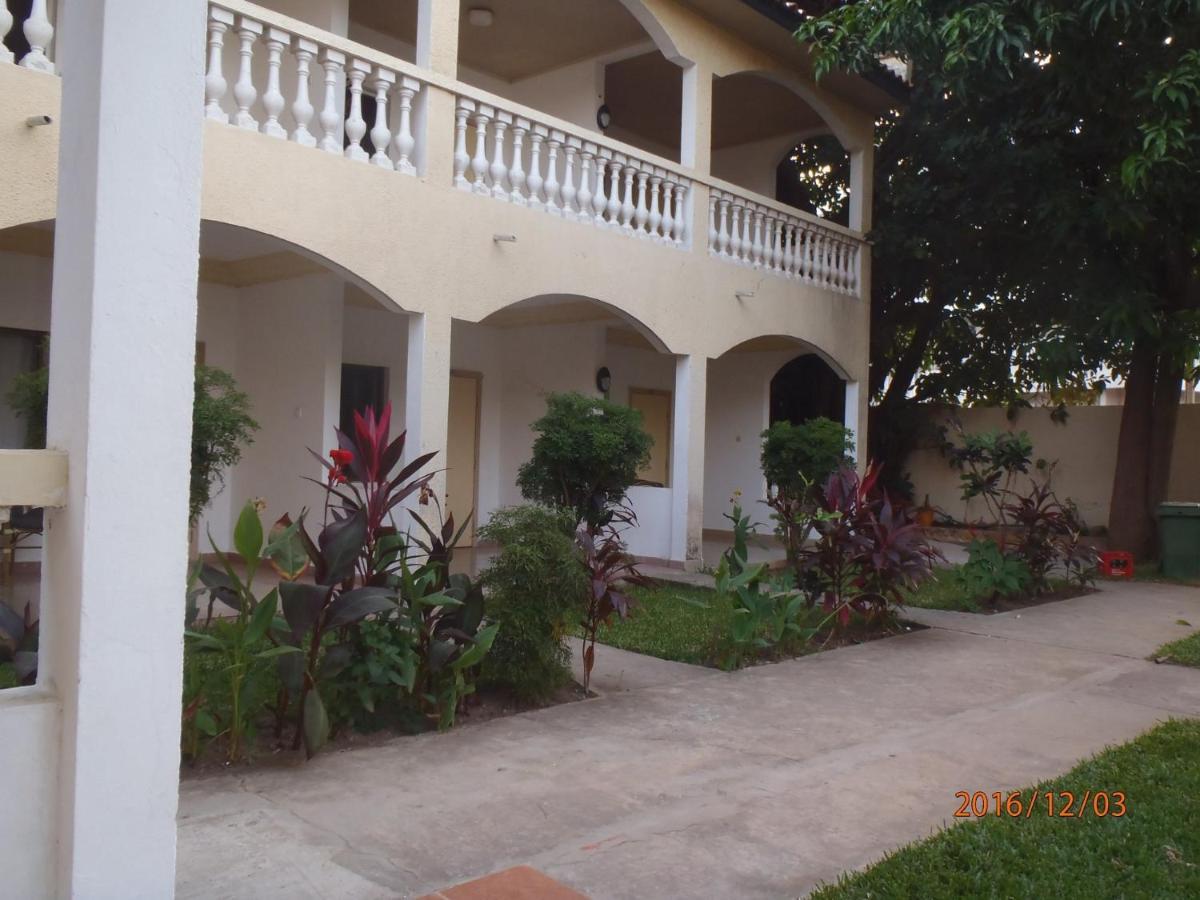 Cape Point Hotel Bakau 외부 사진