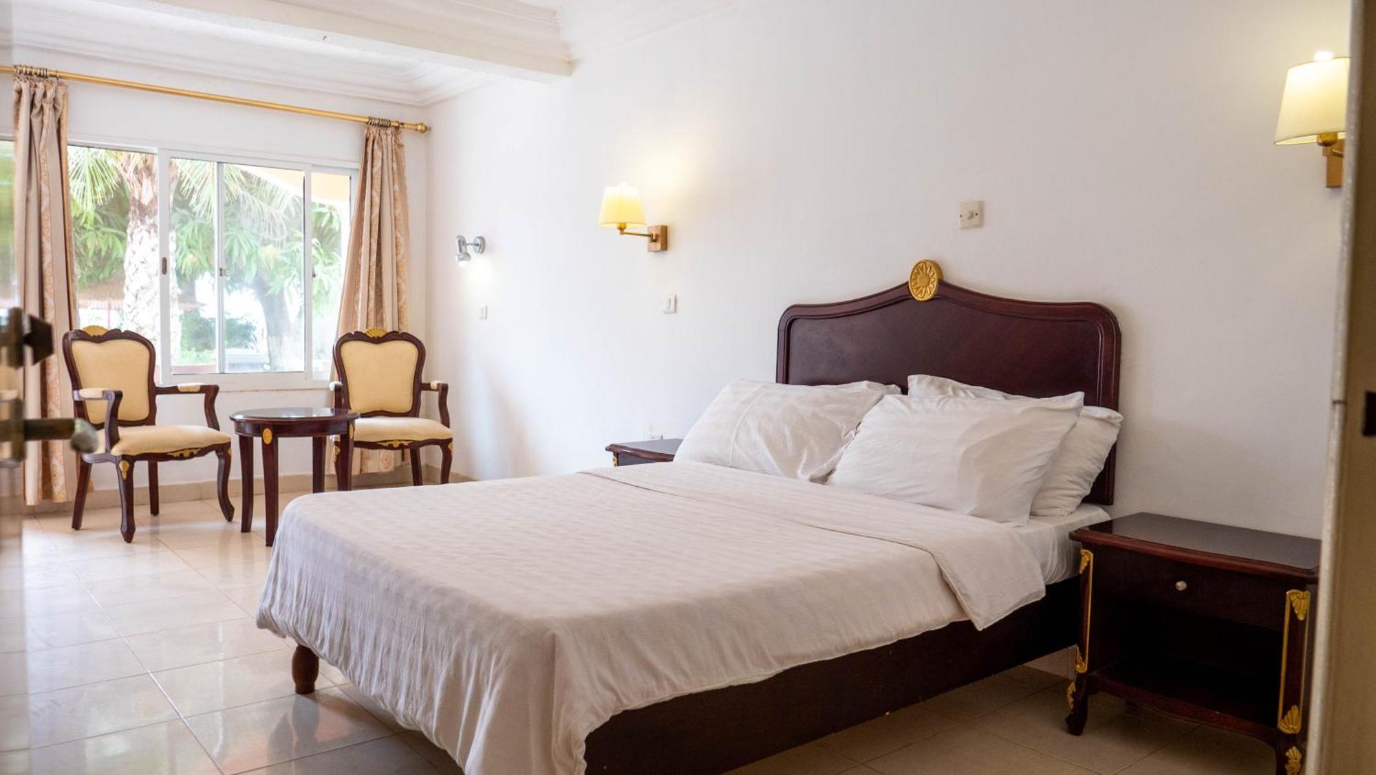 Cape Point Hotel Bakau 외부 사진