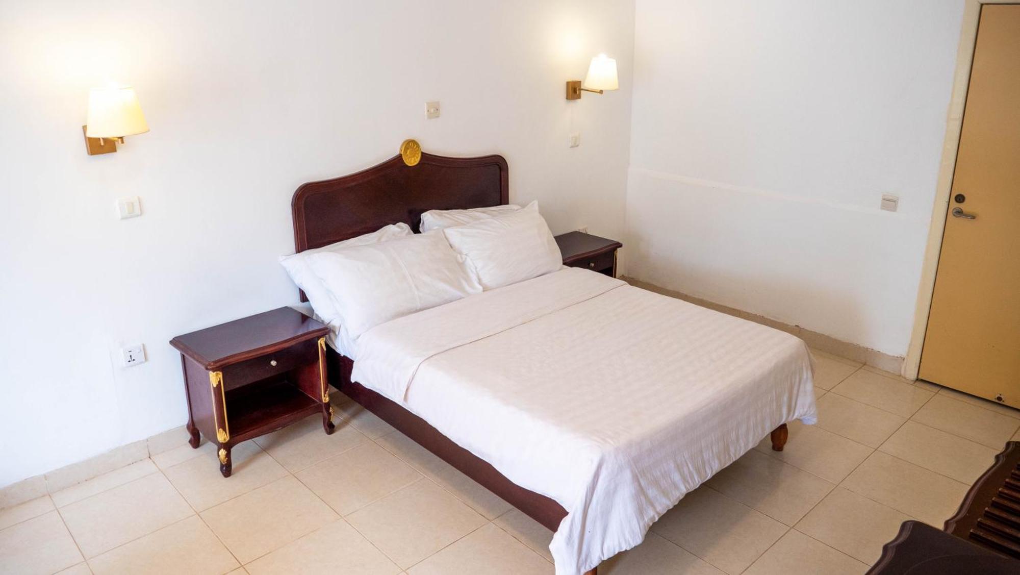 Cape Point Hotel Bakau 외부 사진
