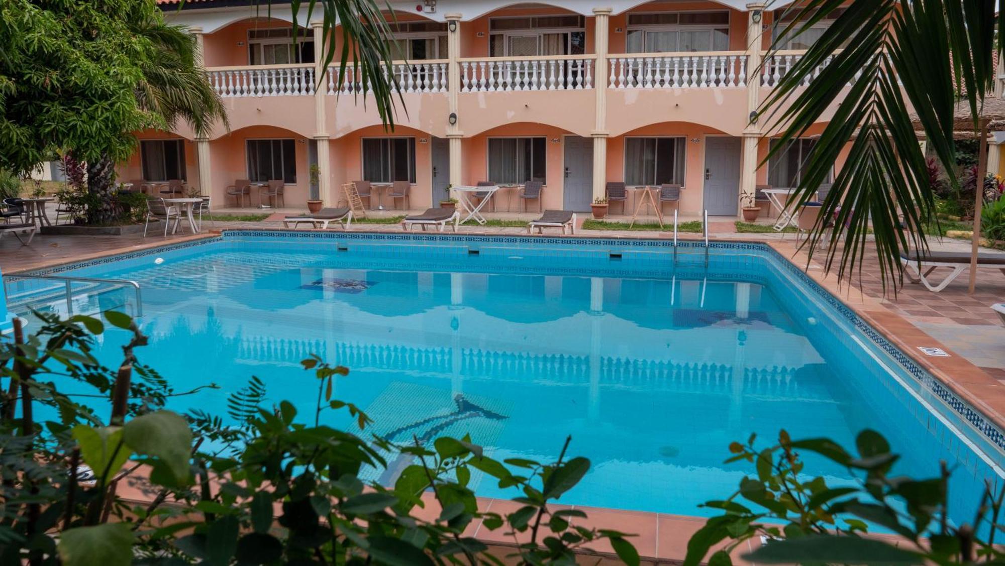 Cape Point Hotel Bakau 외부 사진