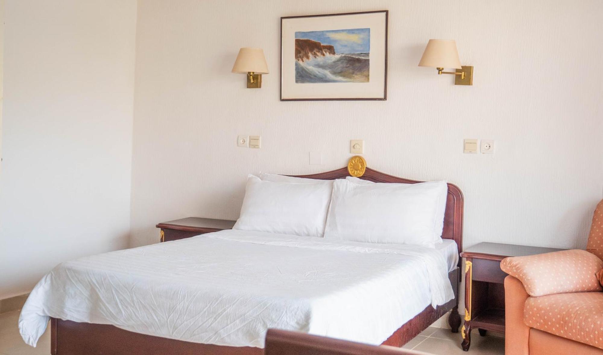 Cape Point Hotel Bakau 외부 사진