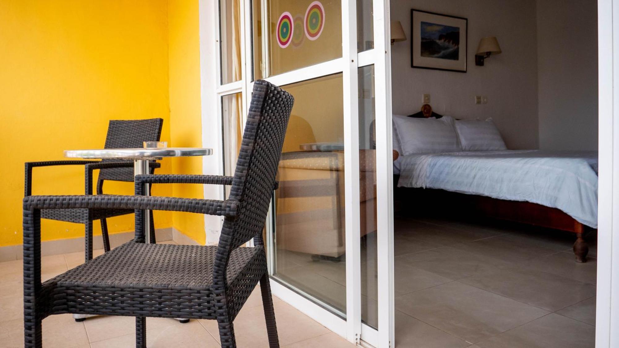 Cape Point Hotel Bakau 외부 사진