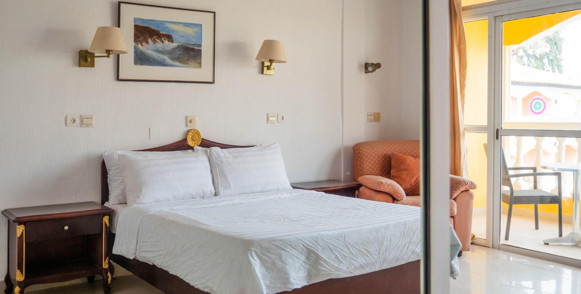 Cape Point Hotel Bakau 외부 사진