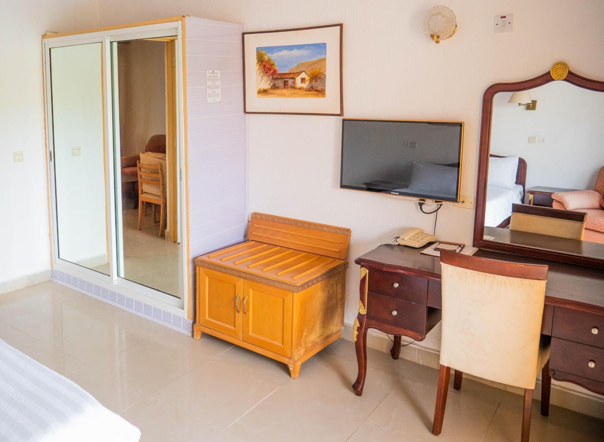 Cape Point Hotel Bakau 외부 사진