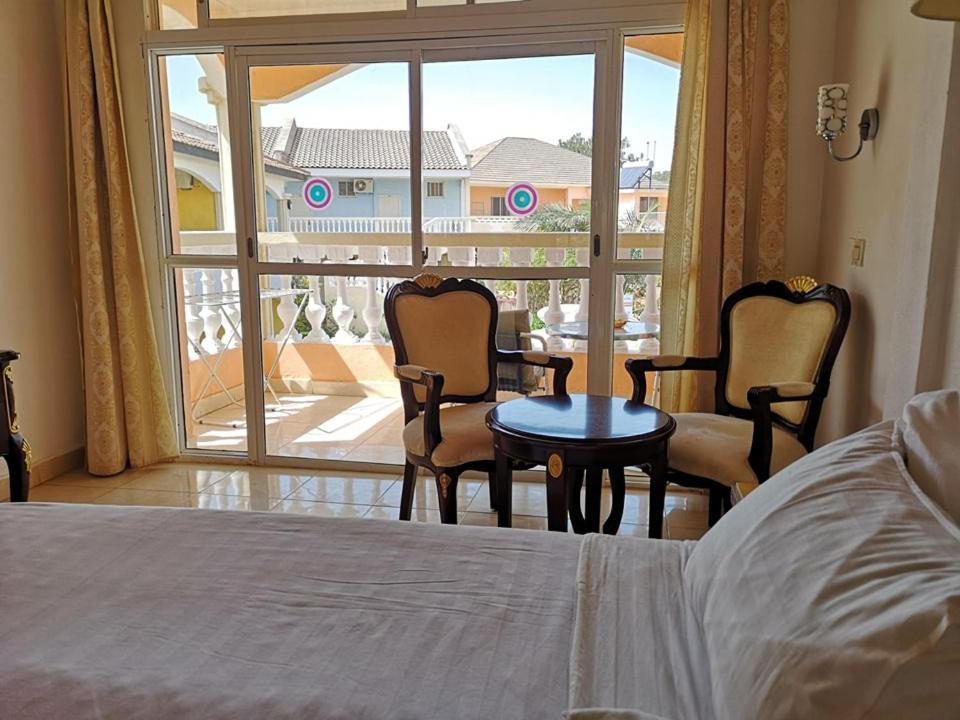 Cape Point Hotel Bakau 외부 사진